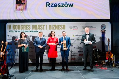 zdjęcie z odebrania nagrody dla Miasta Rzeszowa na gali Programu Polska Stolica Recyklingu